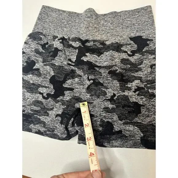 Women’s Seamless Camo Scrunch Shorts Size M High Waist Athletic Activewear - Picture 2 of 7
